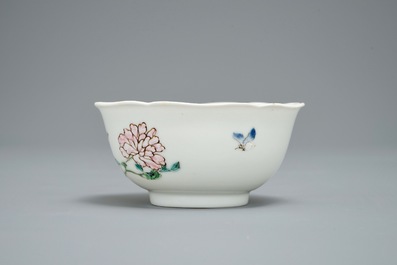 Une tasse et soucoupe en porcelaine de Chine famille rose &agrave; d&eacute;cor de coqs, Yongzheng