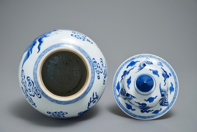 Un vase couvert en porcelaine de Chine bleu et blanc &agrave; d&eacute;cor d'animaux mythiques, Kangxi