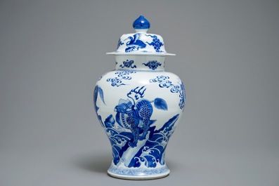 Un vase couvert en porcelaine de Chine bleu et blanc &agrave; d&eacute;cor d'animaux mythiques, Kangxi