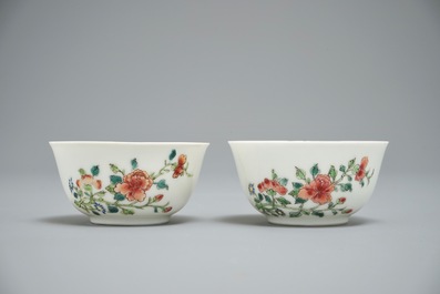 Une paire de tasses et soucoupes en porcelaine de Chine famille rose, Yongzheng