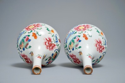 Une paire de vases de forme bouteille en porcelaine de Chine famille rose, Qianlong