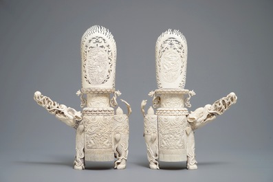 Une paire de mod&egrave;les de qilin en ivoire sculpt&eacute;, Chine, 19&egrave;me