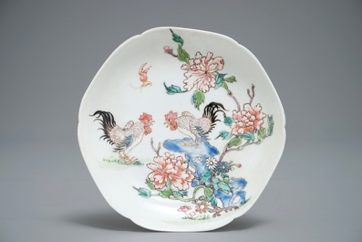 Une tasse et soucoupe en porcelaine de Chine famille rose &agrave; d&eacute;cor de coqs, Yongzheng