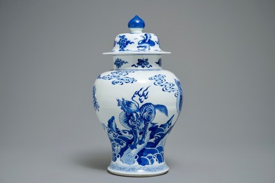 Un vase couvert en porcelaine de Chine bleu et blanc &agrave; d&eacute;cor d'animaux mythiques, Kangxi