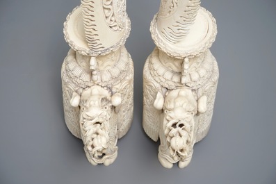 Une paire de mod&egrave;les de qilin en ivoire sculpt&eacute;, Chine, 19&egrave;me