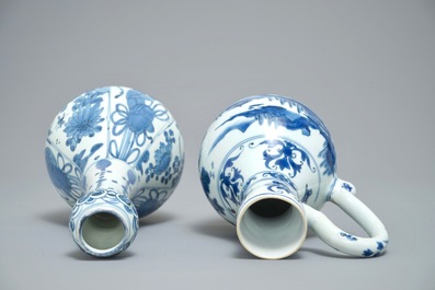 Une verseuse et une bouteille en porcelaine de Chine bleu et blanc, &eacute;poque Transition et Wanli