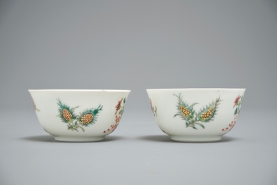 Une paire de tasses et soucoupes en porcelaine de Chine famille rose, Yongzheng