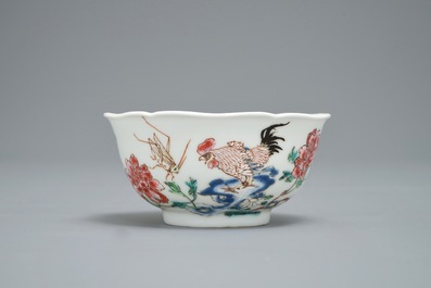 Une tasse et soucoupe en porcelaine de Chine famille rose &agrave; d&eacute;cor de coqs, Yongzheng