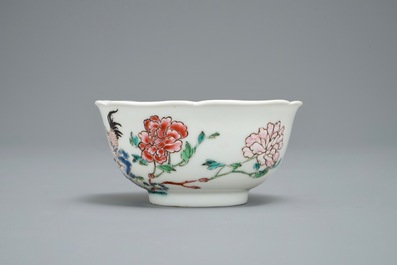 Une tasse et soucoupe en porcelaine de Chine famille rose &agrave; d&eacute;cor de coqs, Yongzheng