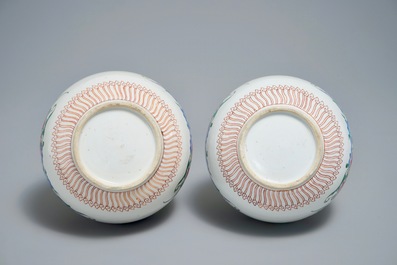 Une paire de vases de forme bouteille en porcelaine de Chine famille rose, Qianlong