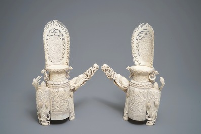 Une paire de mod&egrave;les de qilin en ivoire sculpt&eacute;, Chine, 19&egrave;me