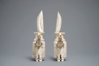 Une paire de mod&egrave;les de qilin en ivoire sculpt&eacute;, Chine, 19&egrave;me