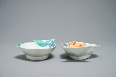 Een paar Japanse Kakiemon-stijl schotels in de vorm van een karper, Hizen, Edo, 17e eeuw