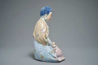 Een grote Chinese famille rose figuur van Boeddha Shakyamuni, 19/20e eeuw