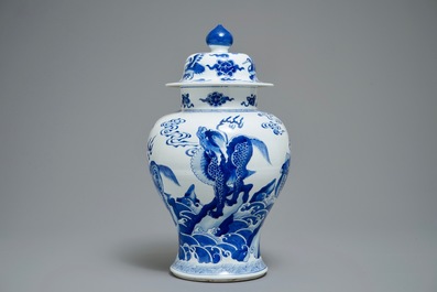 Un vase couvert en porcelaine de Chine bleu et blanc &agrave; d&eacute;cor d'animaux mythiques, Kangxi
