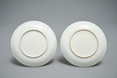 Une paire de tasses et soucoupes en porcelaine de Chine famille rose, Yongzheng