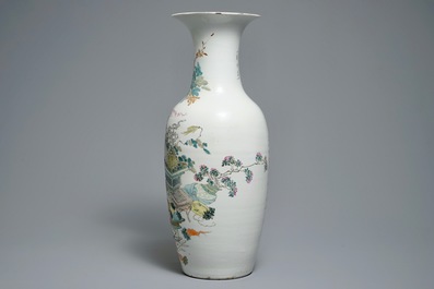 Een Chinese qianjiang cai vaas met decor van kostbaarheden, 19/20e eeuw