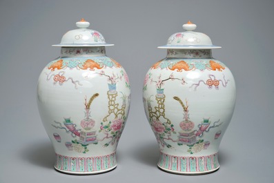 A pair of Chinese famille rose vases and covers with antiquities, 19th C.