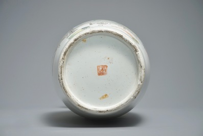 Een Chinese qianjiang cai vaas met decor van kostbaarheden, 19/20e eeuw