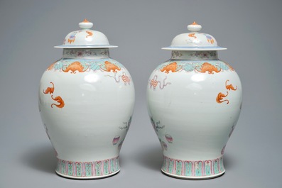 A pair of Chinese famille rose vases and covers with antiquities, 19th C.