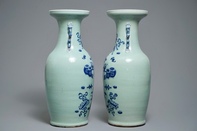Une paire de vases en porcelaine de Chine bleu et blanc sur fond c&eacute;ladon, 19&egrave;me