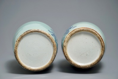 Une paire de vases en porcelaine de Chine bleu et blanc sur fond c&eacute;ladon, 19&egrave;me