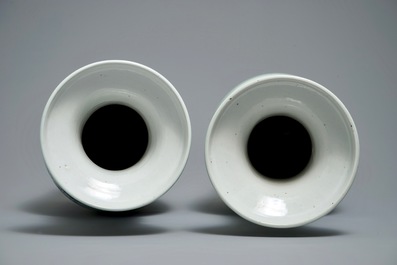 Une paire de vases en porcelaine de Chine bleu et blanc sur fond c&eacute;ladon, 19&egrave;me