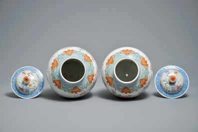 A pair of Chinese famille rose vases and covers with antiquities, 19th C.