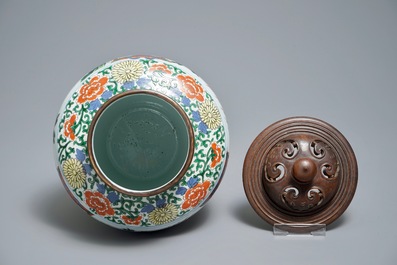 A Chinese wucai vase with mythical beasts, 19th C.