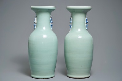 Une paire de vases en porcelaine de Chine bleu et blanc sur fond c&eacute;ladon, 19&egrave;me