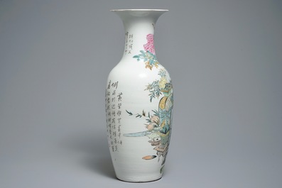 Een Chinese qianjiang cai vaas met decor van kostbaarheden, 19/20e eeuw
