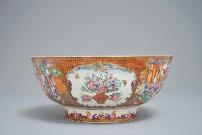 Een Chinese famille rose kom met mandarijns decor, Qianlong