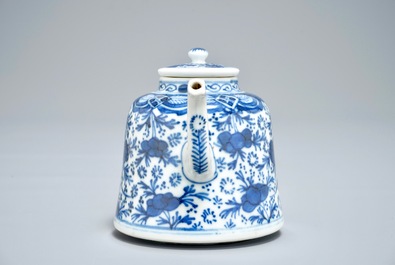 A Chinese blue and white teapot with floral design, Qianlong/Jiaqing