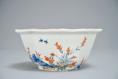 Un bol d&eacute;cagonal en porcelaine Kakiemon de Japon figurant des chevaux, Edo, 17&egrave;me