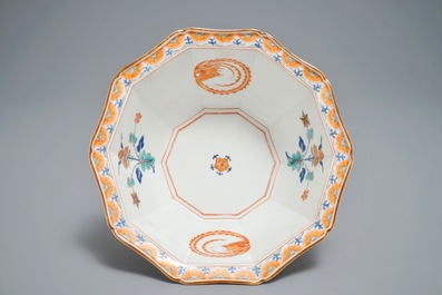 Un bol d&eacute;cagonal en porcelaine Kakiemon de Japon figurant des chevaux, Edo, 17&egrave;me