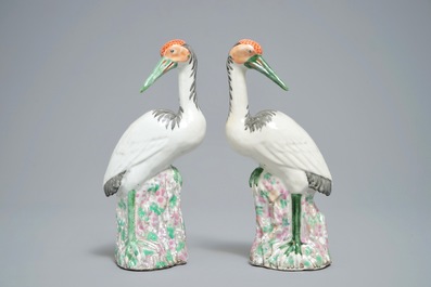 Een paar Chinese famille rose modellen van kraanvogels, Qianlong