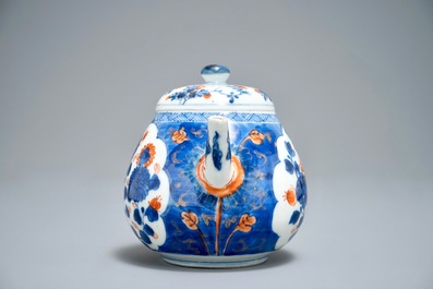 Une th&eacute;i&egrave;re de type cadogan en porcelaine de Chine de style Imari, Kangxi