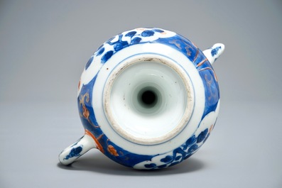 Une th&eacute;i&egrave;re de type cadogan en porcelaine de Chine de style Imari, Kangxi