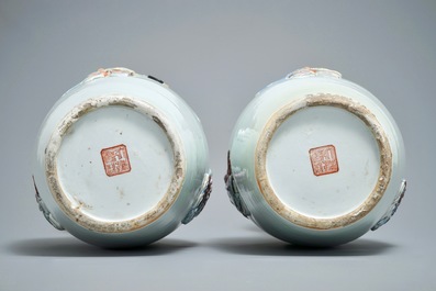 Een paar Chinese famille rose vazen met Wu Shuang Pu reli&euml;fdecor, Qianlong merk, 19e eeuw