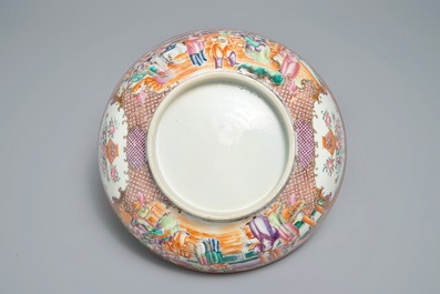 Een Chinese famille rose kom met mandarijns decor, Qianlong