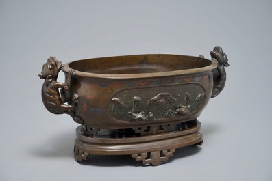 Een Chinese met zilver ingelegde bronzen jardini&egrave;re op voet, 19e eeuw