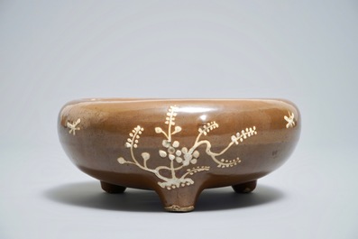 Un br&ucirc;le-parfum tripod &agrave; fond brun monochrome en porcelaine de Chine, marque de Chenghua, Ming