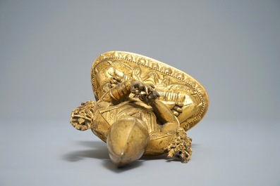 A Sino-Tibetan gilt bronze figure of Tsongkhapa, 17/18th C.