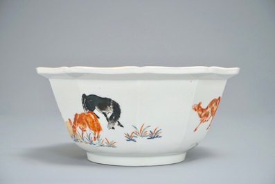 Un bol d&eacute;cagonal en porcelaine Kakiemon de Japon figurant des chevaux, Edo, 17&egrave;me