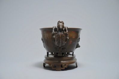 Een Chinese met zilver ingelegde bronzen jardini&egrave;re op voet, 19e eeuw
