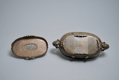 Een Chinese met zilver ingelegde bronzen jardini&egrave;re op voet, 19e eeuw