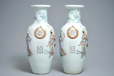 Een paar Chinese famille rose vazen met Wu Shuang Pu reli&euml;fdecor, Qianlong merk, 19e eeuw