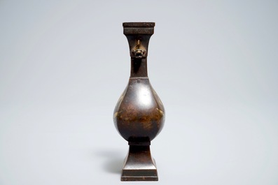 Un vase en bronze partiellement dor&eacute; &agrave; d&eacute;cor floral, Chine, 17/18&egrave;me