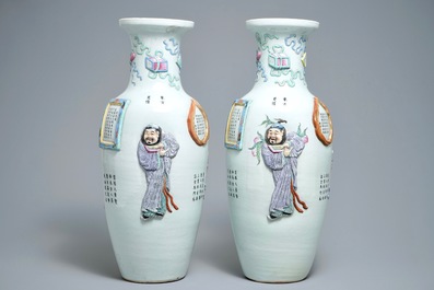 Een paar Chinese famille rose vazen met Wu Shuang Pu reli&euml;fdecor, Qianlong merk, 19e eeuw