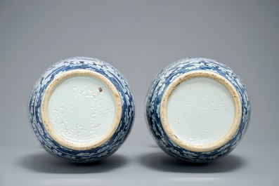 Une paire de vases en porcelaine de Chine bleu et blanc, 19&egrave;me